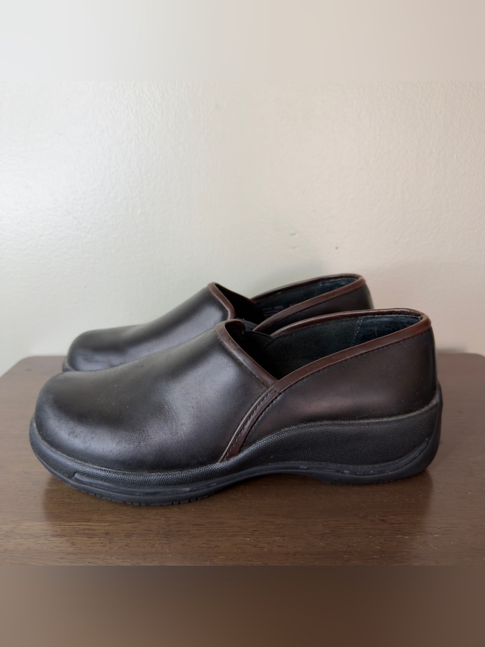 Dansko Dark Brown Leather Caitlin Clogs 39 (9) Womens